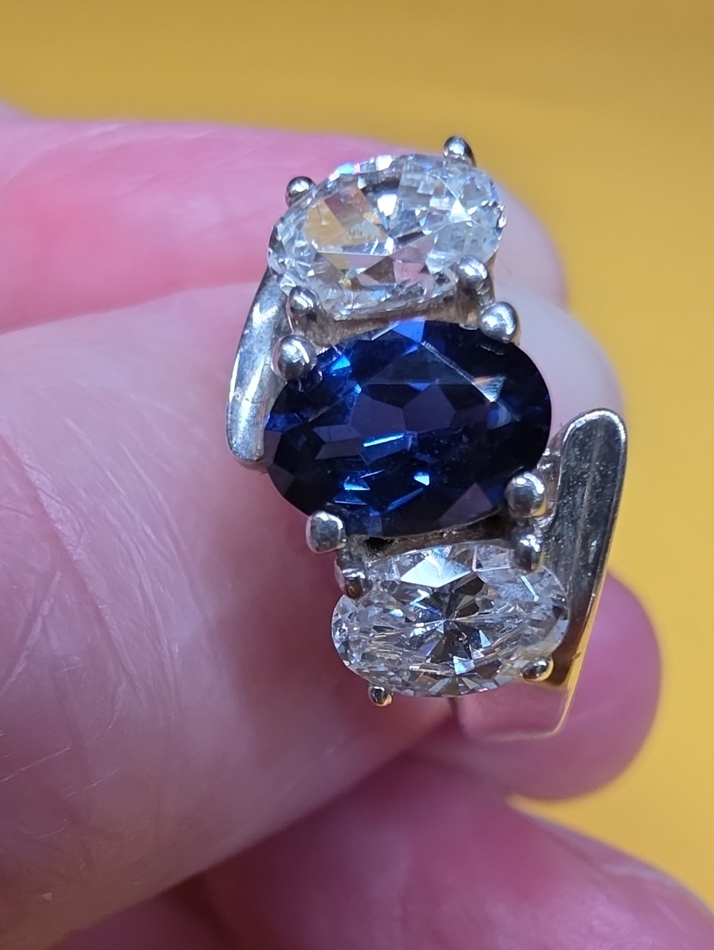 925 Ring ▪︎ Blue Sapphire ▪︎ Two Cubic Zirconia Stones 💍